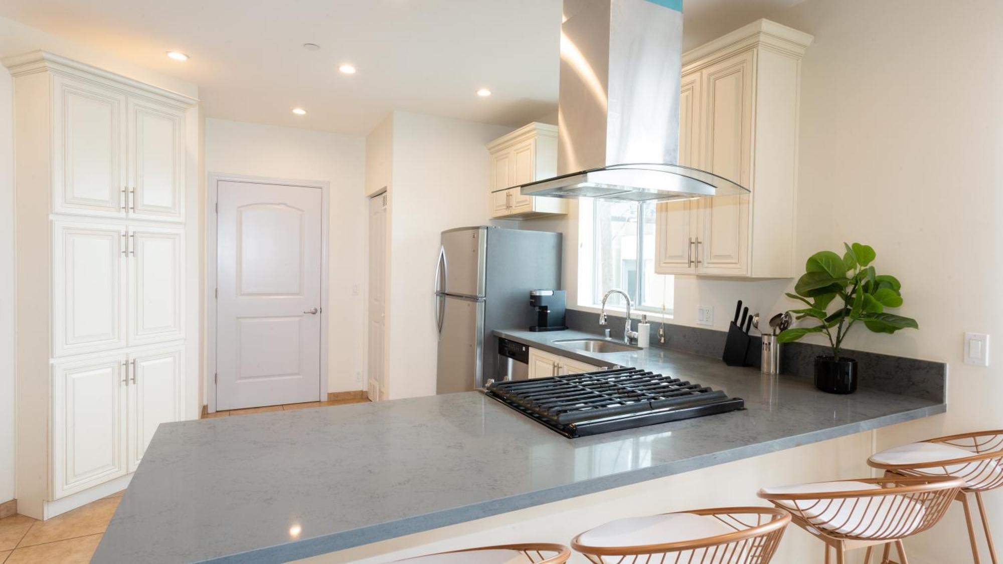 Three-Bedroom Hollywood Condo Лос-Анджелес Экстерьер фото