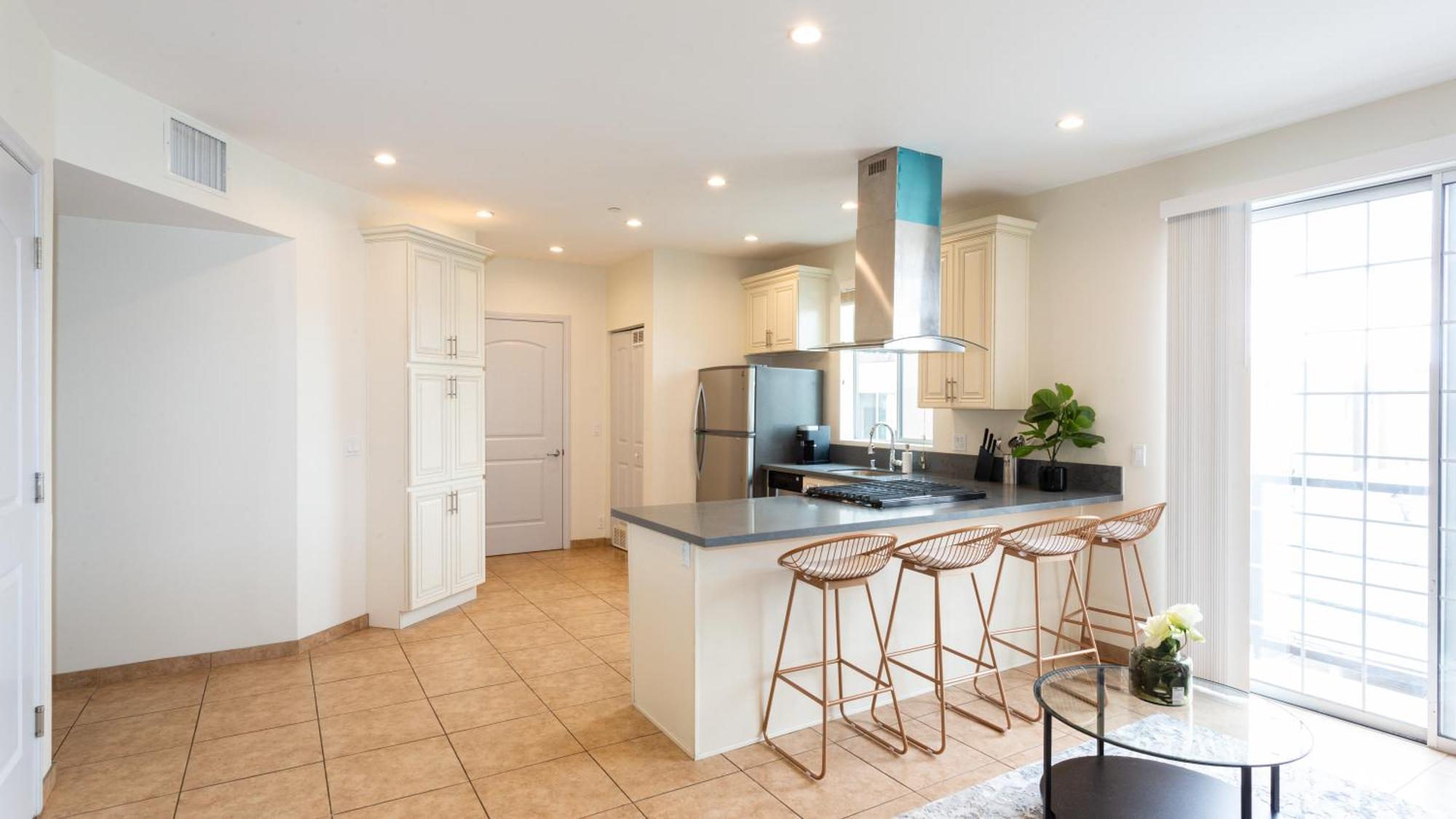 Three-Bedroom Hollywood Condo Лос-Анджелес Экстерьер фото