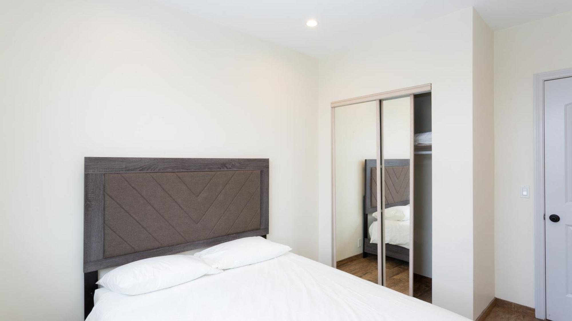 Three-Bedroom Hollywood Condo Лос-Анджелес Экстерьер фото
