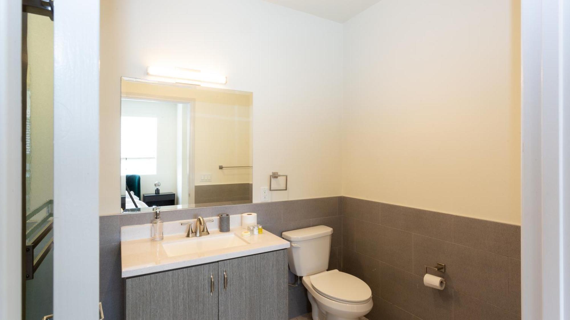 Three-Bedroom Hollywood Condo Лос-Анджелес Экстерьер фото