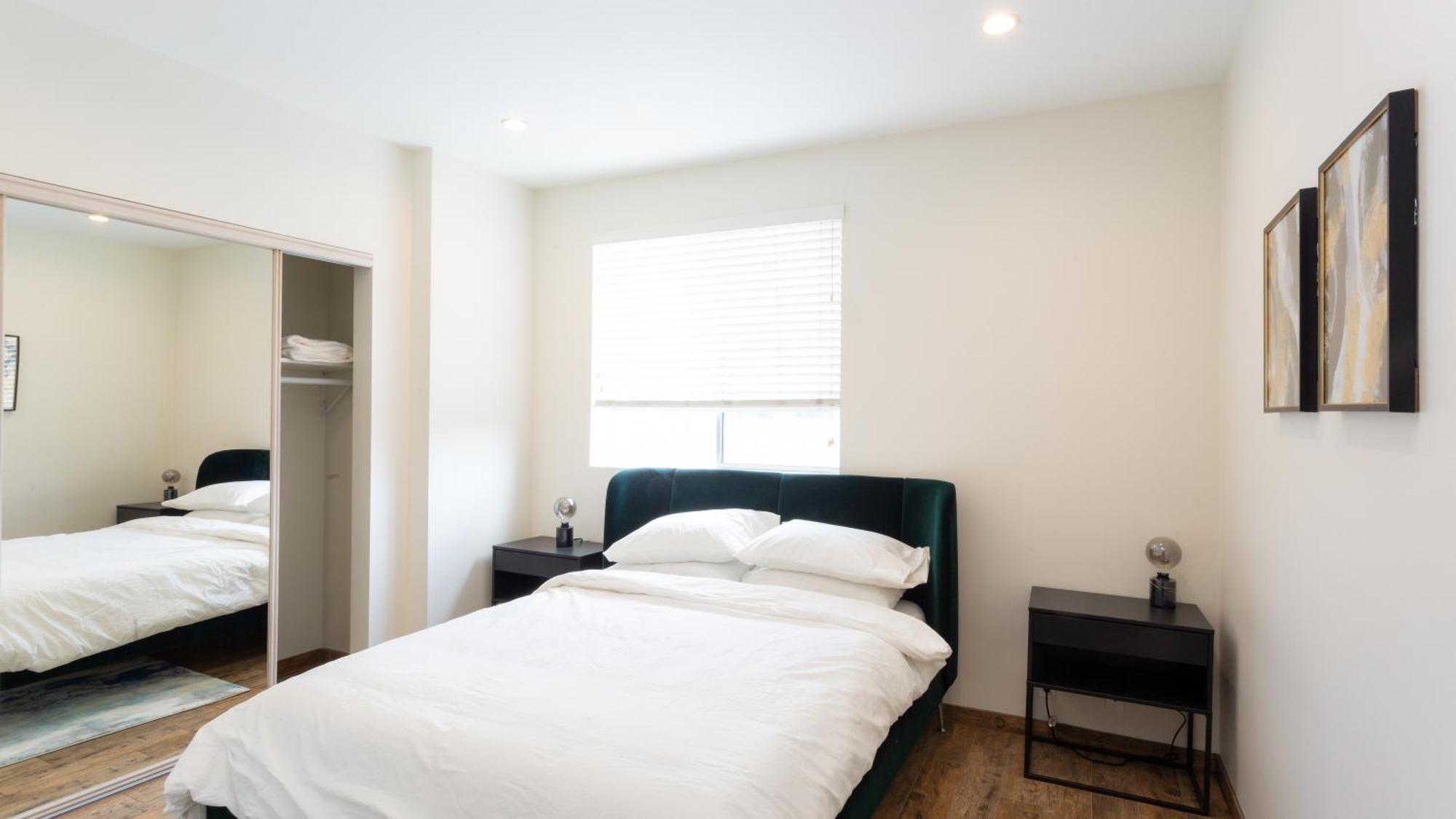 Three-Bedroom Hollywood Condo Лос-Анджелес Экстерьер фото