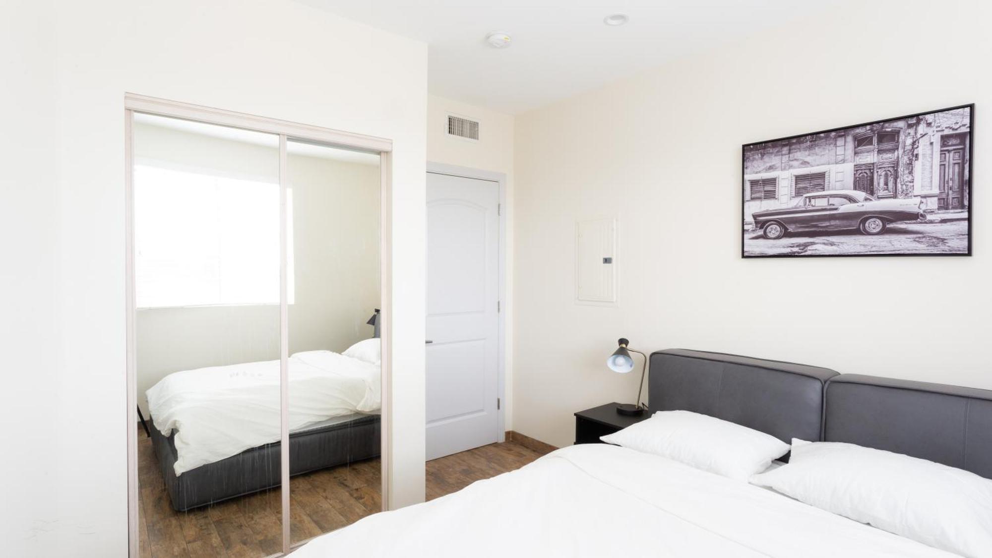 Three-Bedroom Hollywood Condo Лос-Анджелес Экстерьер фото